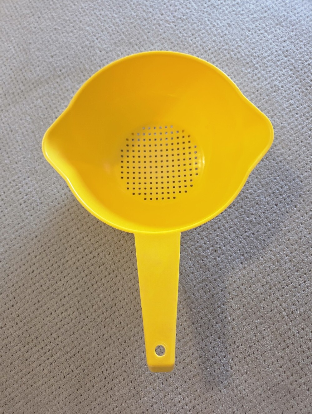 Vintage Tupperware Yellow 1 quart  Strainer 1200-9 made in USA Pour / Handle